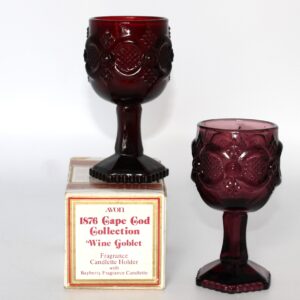 Vintage Avon 2 x Geperst Rood Glas Cap God 1876 Collectie jaren 70